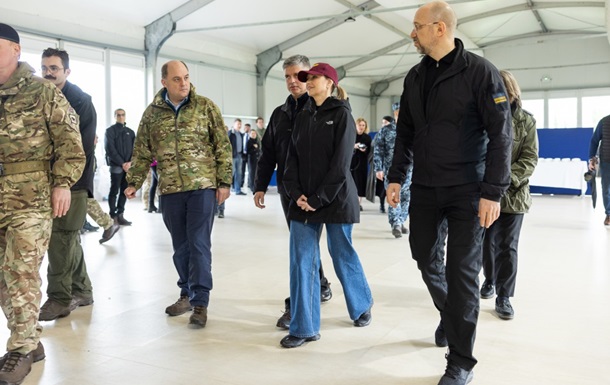 Zelenska and Shmyhal visited the Ukrainian military in Britain