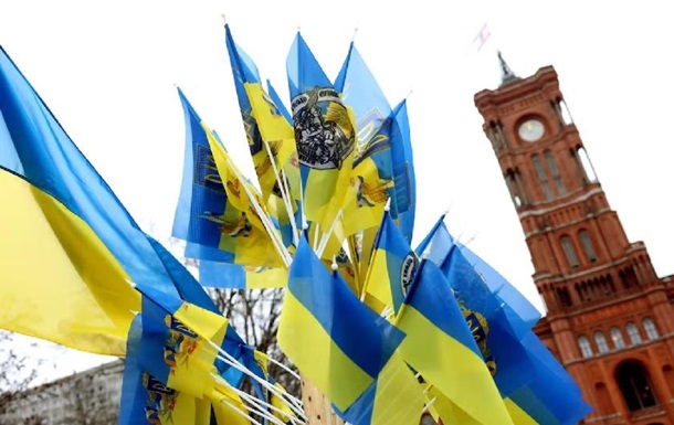 In Berlin, the court allowed Ukrainian flags on May 8 and 9