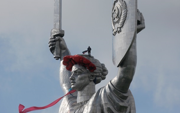 Герб СРСР замінять тризубом на монументі Батьківщина-мати - Мінкульт