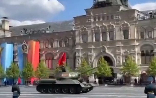 У Москві на параді був лиш один танк - часів Другої світової