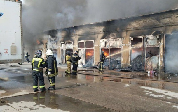 В российском Уссурийске загорелся склад с одеждой