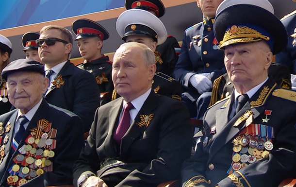 Путін сидів на параді з екс-представниками КДБ і НКВС - ЗМІ