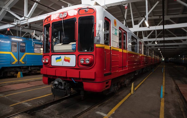 До Києва прибула перша партія вагонів метро з Варшави