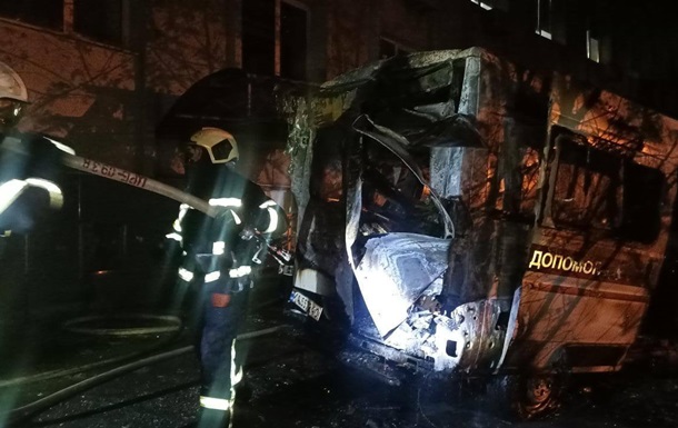 У Києві згоріло авто  швидкої , є жертви