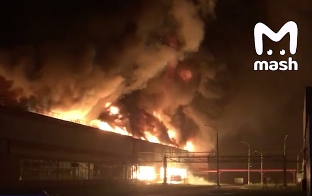 In the Russian city of Togliatti, a big fire: a factory is burning