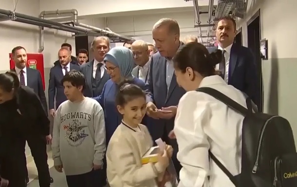 Ердоган роздавав дітям гроші на виборчій дільниці