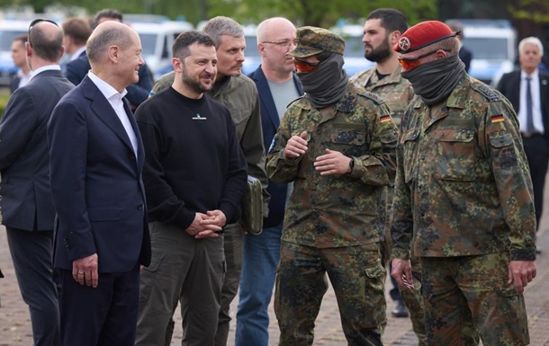 Зеленський і Шольц відвідали військову базу, де тренуються українські бійці
