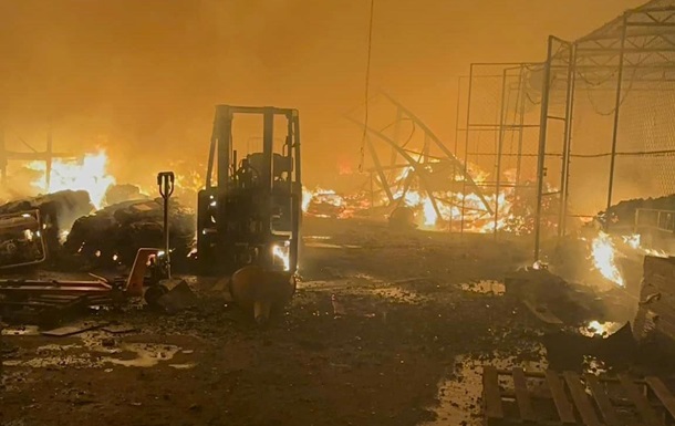 У Тернополі внаслідок ракетного удару згорів склад з гумдопомогою