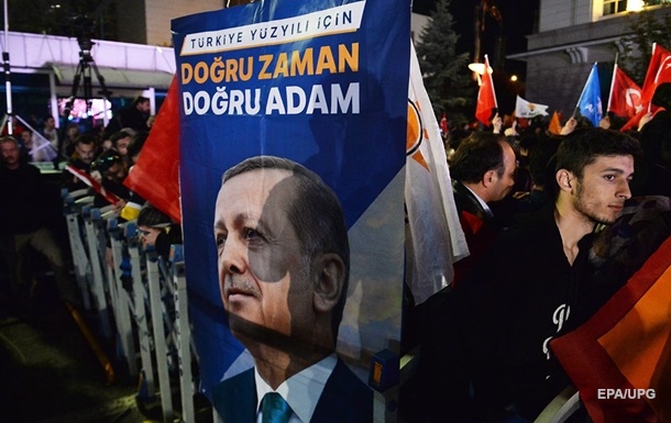 Turkey election: Erdogan leads, though falls short of 50%