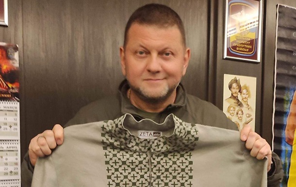 Zaluzhny is shown in an embroidered shirt, like Bandera’s