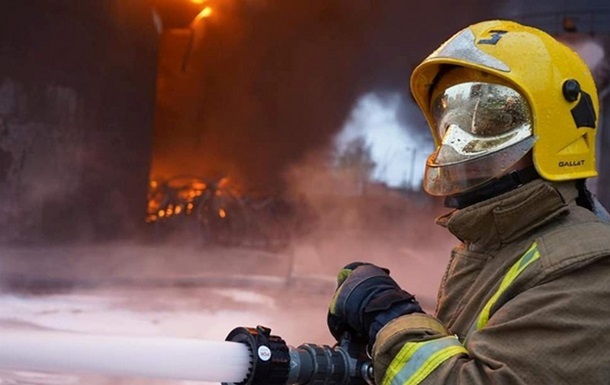 У Києві через падіння уламків почалися пожежі