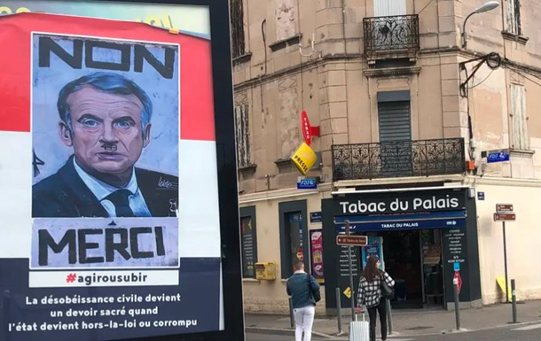 Во французском городе появились плакаты с Макроном- Гитлером 