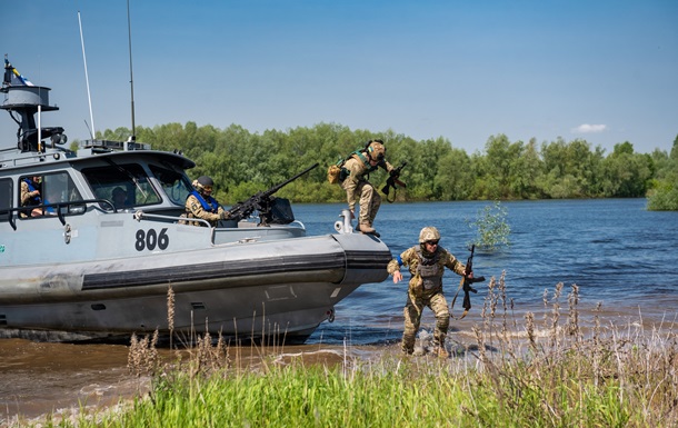 Військові відпрацювали висадку річкового десанту на Київщині