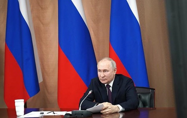 Путин назвал недоумками противников России