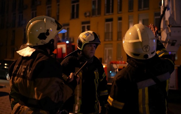 Рятувальники показали ліквідацію наслідків нічної атаки дронів на Київ