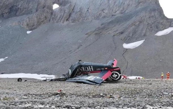 Tourist plane crashes in Switzerland, some dead