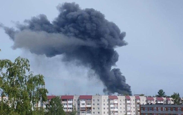 В Брянской области РФ возник сильный пожар
