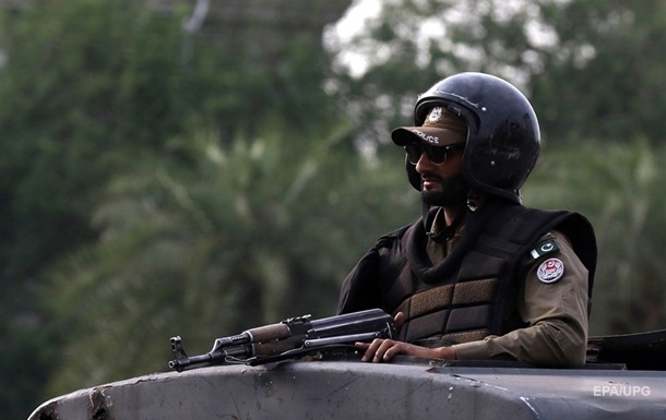 Islamist militants attack a factory in Pakistan, there are casualties