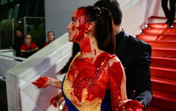 Украинка облила себя  кровью  на Каннском кинофестивале