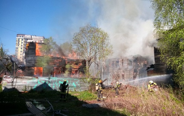 У центрі Архангельська в РФ спалахнули будинки