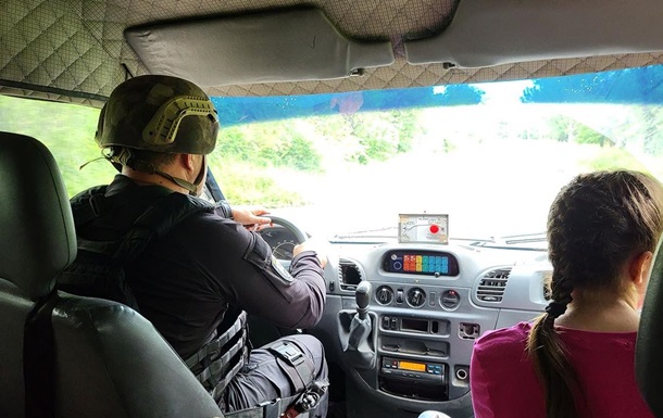 Полицейские попали под обстрел во время эвакуации в Донецкой области