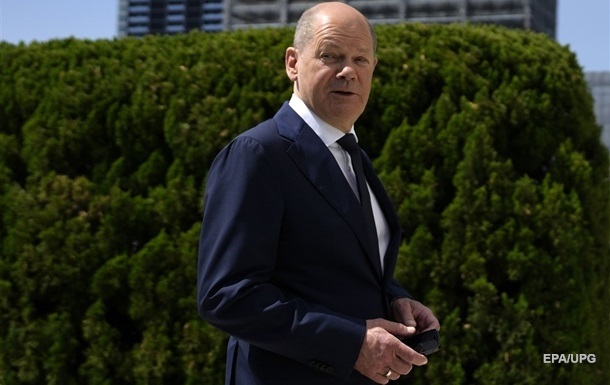 In Germany, an unknown person entered the government motorcade and attacked Scholz