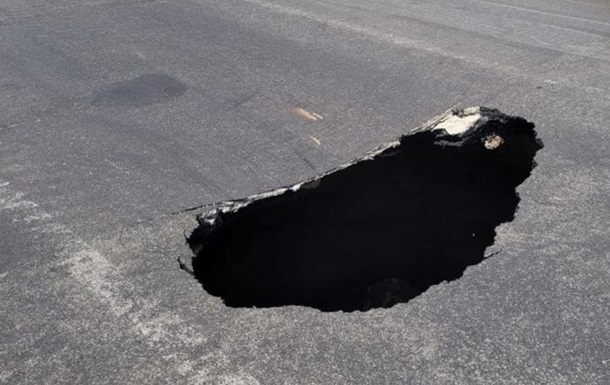 In one of the districts of Kyiv, a pit was formed due to an accident on the collector