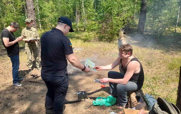 Вместо шашлыка - военкомат. В киевском лесу раздавали повестки