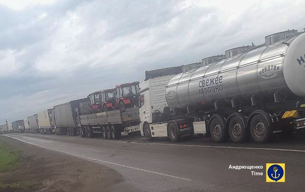 На кордоні з РФ затор з вантажівок з краденим зерном - Андрющенко