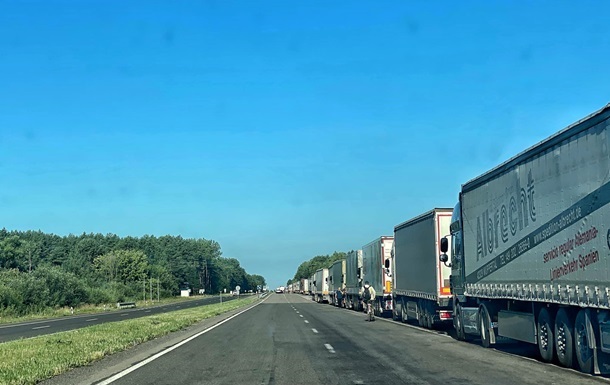 Україна та Польща продовжили дію дозволів на вантажні перевезення 