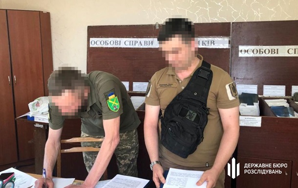 На Київщині затримали воєнкома, який відправляв за кордон ухилянтів