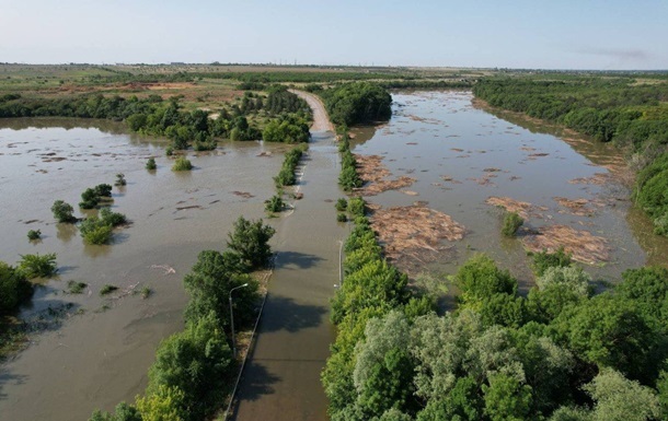 В зоне подтопления растет опасность от мин, которые унесло водой