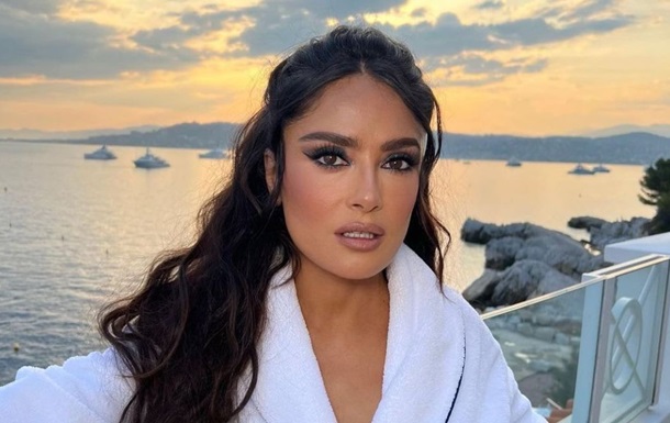 Salma Hayek showed off her wrinkles and gray hair