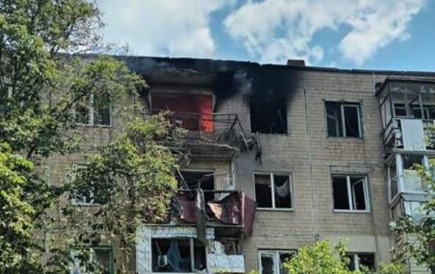 На Харківщині окупанти обстріляли з танка багатоквартирний будинок