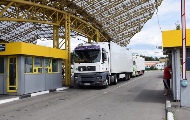 Польські фермери знову заблокували рух вантажівок на кордоні з Україною