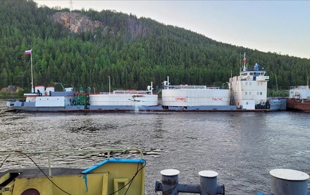 На реке Лена в РФ столкнулись два танкера