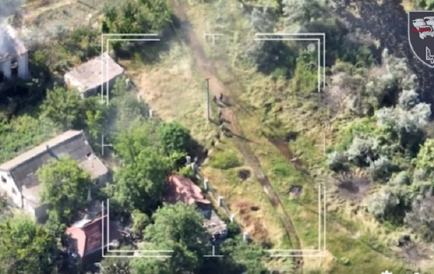 Бійці ССО показали знищення окупантів ударними FPV-дронами