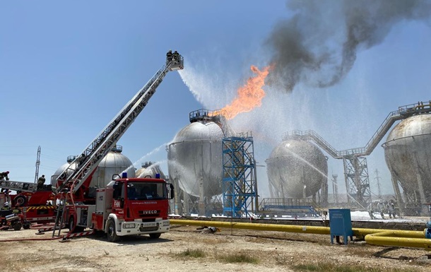 В Азербайджане возник пожар на химзаводе