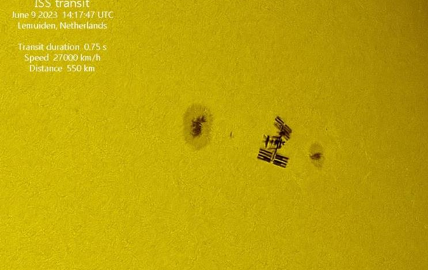 The French astrophotographer shows the passage of the ISS against the background of the Sun