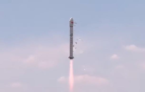 Китай запустив у космос ракету з 41 супутником