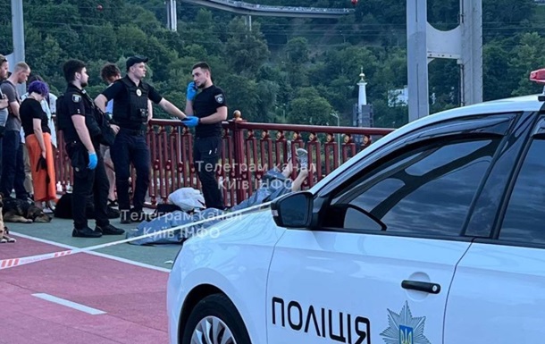 У Києві на пішохідному мосту знайшли мертвого чоловіка