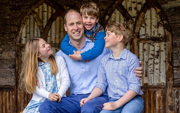 A new portrait of Prince William with children has been published