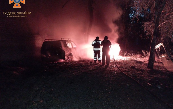 У селищі поблизу Запоріжжя після обстрілу РФ згоріли вантажні авто