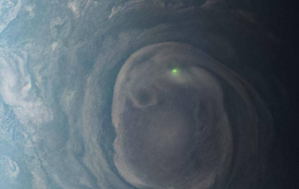 Зонд NASA показав вражаючу зелену блискавку на Юпітері