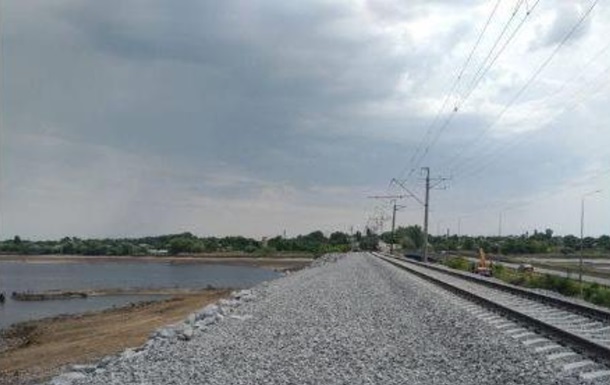 Подрыв КГЭС: под Никополем восстановили железнодорожный путь