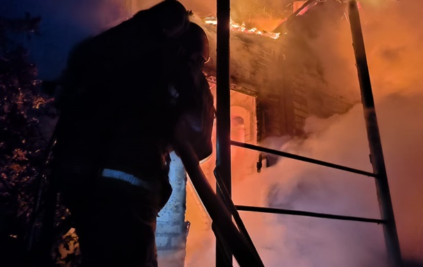 У Києві пролунали вибухи: вогонь охопив багатоповерхівку