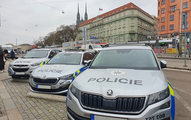 У Чехії затримали бізнесмена, який збирався постачати елітні авто до Росії