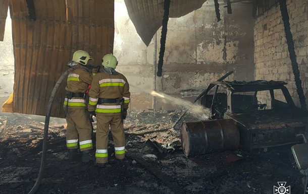 У Миколаєві палає шиномонтажний комплекс на авторинку