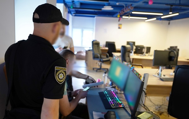 Кіберполіція припинила діяльність чотирьох шахрайських call-центрів