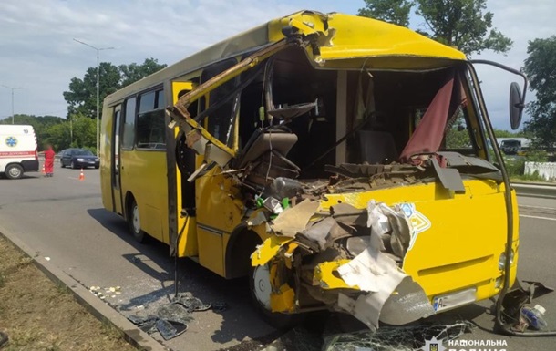 У Вінниці автобус потрапив у ДТП: 15 людей постраждали